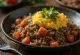 Nasi Goreng z pomidorami, podawane z bogatymi przyprawami i świeżymi pomidorami