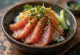 Miska chirashi z tuńczykiem, awokado i ogórkiem