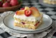 Jasny tort waniliowy przełożony kremem mascarpone